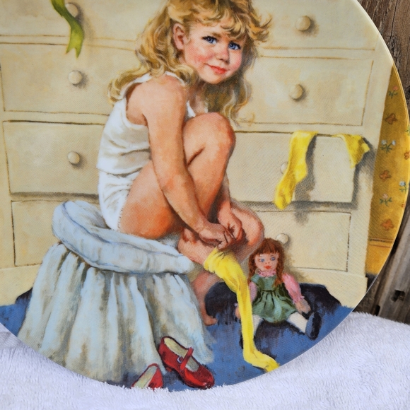 Getting Dressed Decorative Plate with Girl and Doll 1985 - Picture 6 of 15